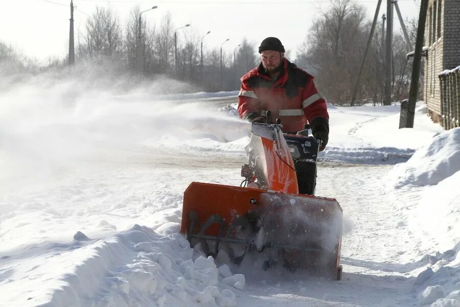 Снегоуборщик для мотоблока нмб-100. Снегоуборщик вятские поляны. Бэушный снегоуборщик. Снегоуборщик redverg rd-270-13e. Уборка территории трактором.