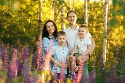 Семейная фотосессия в люпинах