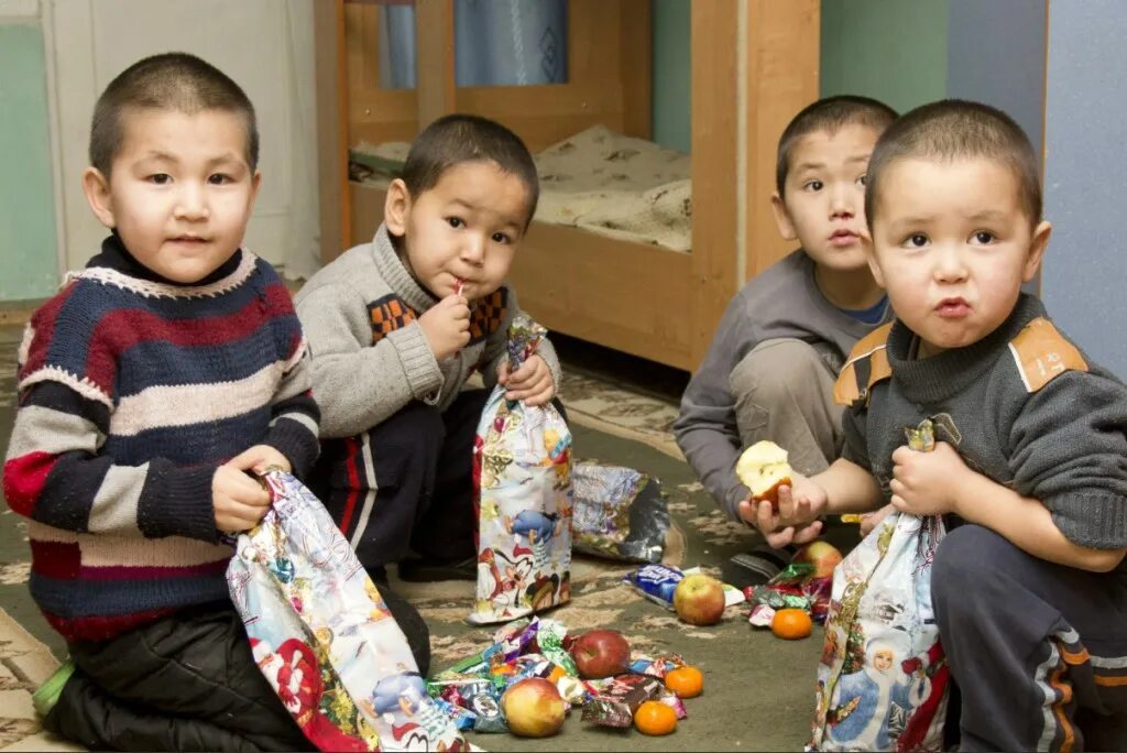 Усыновление без гражданства. Дети сироты в детских домах. Дети из детских домов. Детдом в Кыргызстане. Дети сироты в Кыргызстане.
