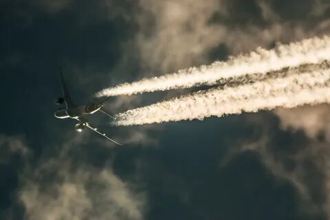 Почему от самолета остается белая