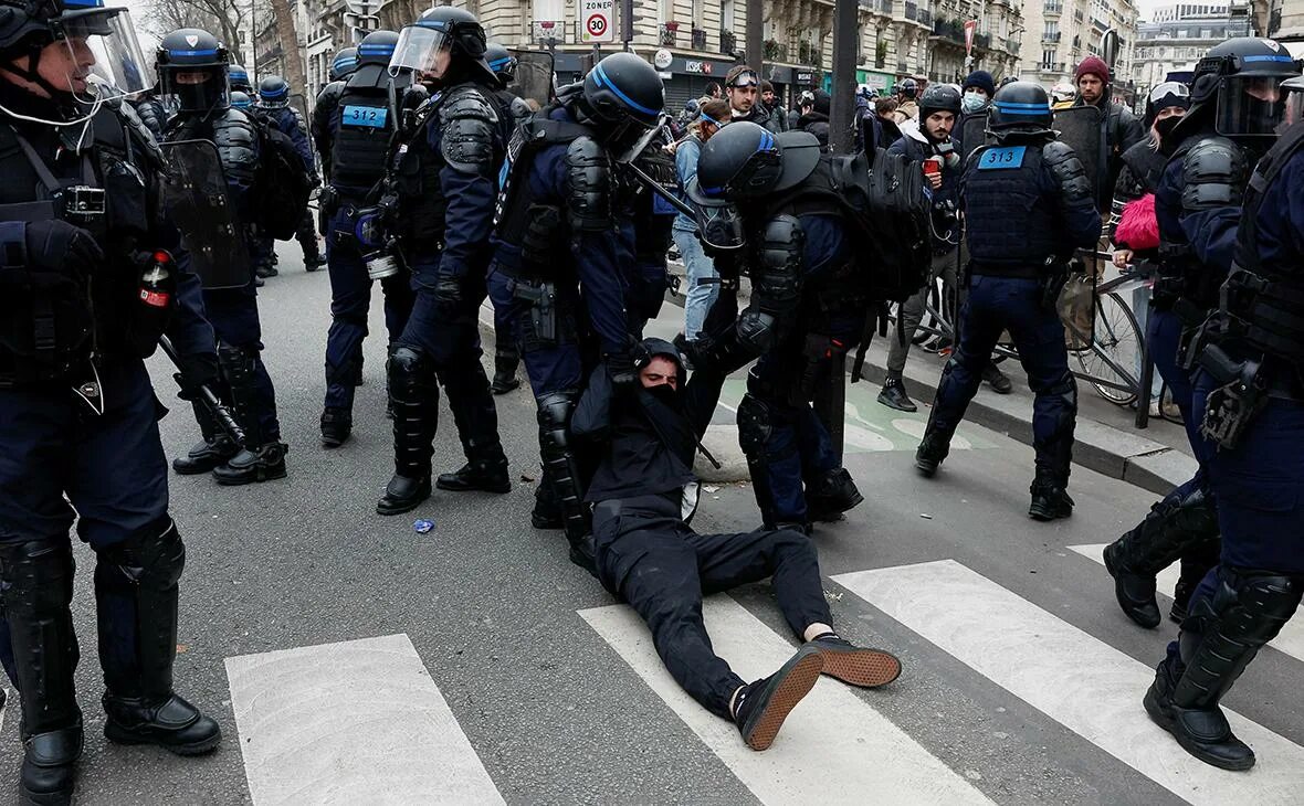 Митинги в париже. Полиция Франции. Милиция против полиции. Митинги во Франции. Французский полицейский.