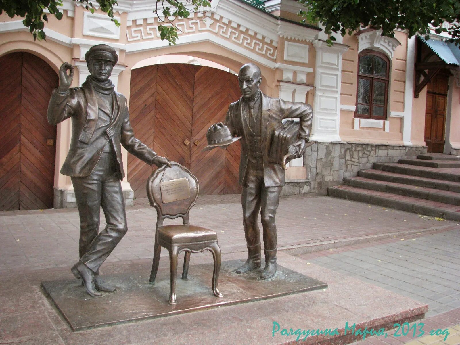 Памятник остапу бендеру и кисе воробьянинову в чебоксарах фото. Памятник остапу бендеру и кисе воробьянинову в пятигорске. Сити чесс памятник остапу бендеру. Памятник остапу бендеру калмыкия. Города остапа бендера.