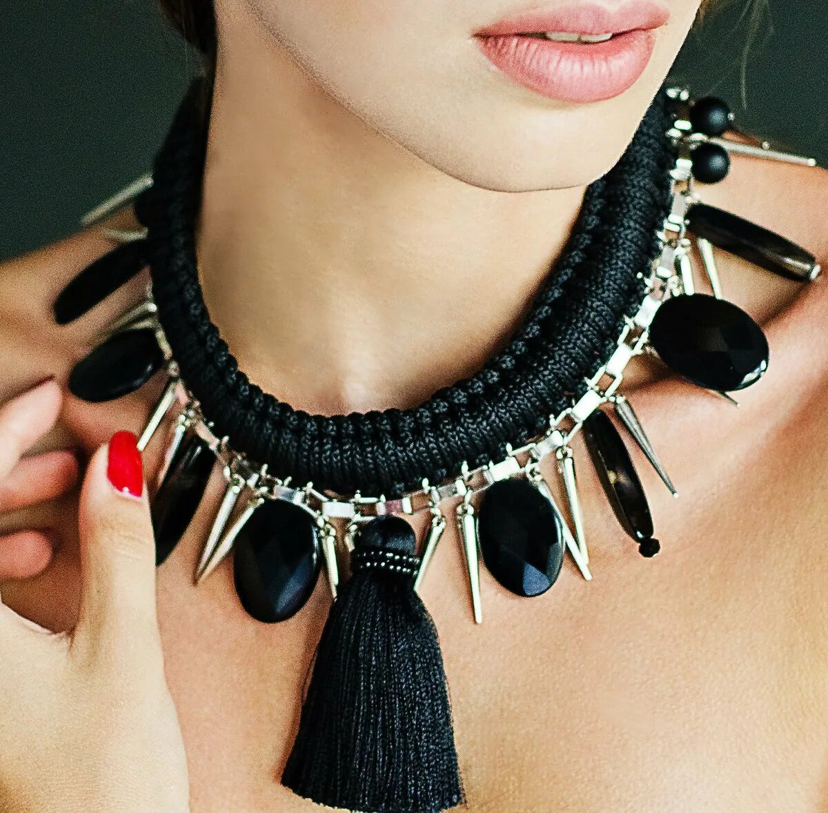 Кораллы украшения. Металлическое украшение на шею. Актуальные ювелирные украшения. Oracle + "винтажная бижутерия". Брошь царская янтарь рубин.