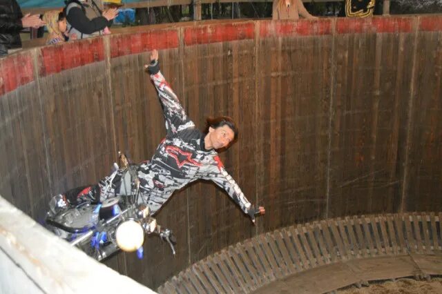 мотокаскадеры в шаре смелости. байкеры в цирке.