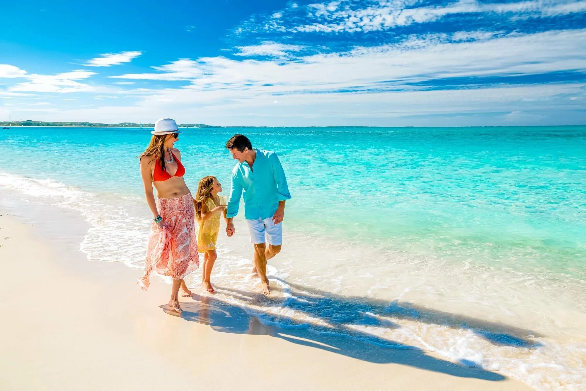 Куда поехать за границу в июне 2024. Семья на море. Счастливая семья на море. Семья на Мальдивах. Семья на пляже.