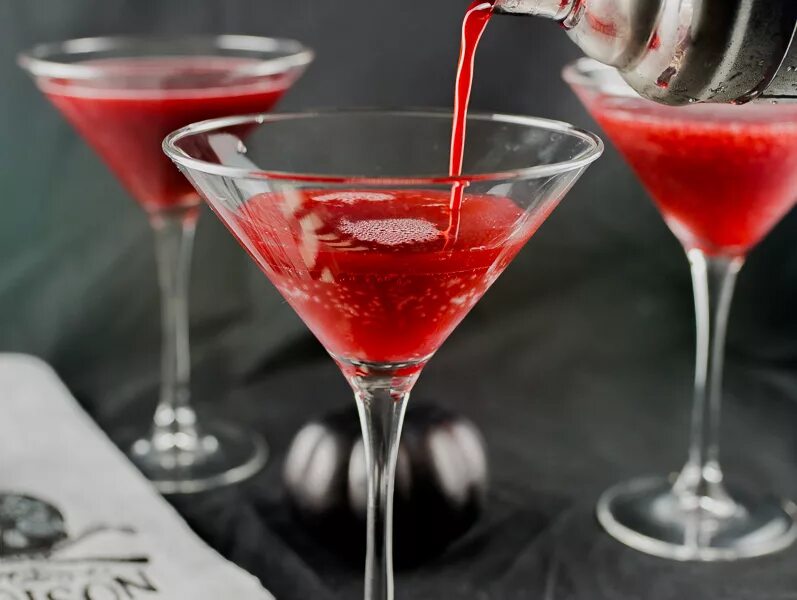 рецепты vampire. необычная подача коктейлей. украшение коктейлей на хэллоуин. рецепты vampire. коктейли на хэллоуин.