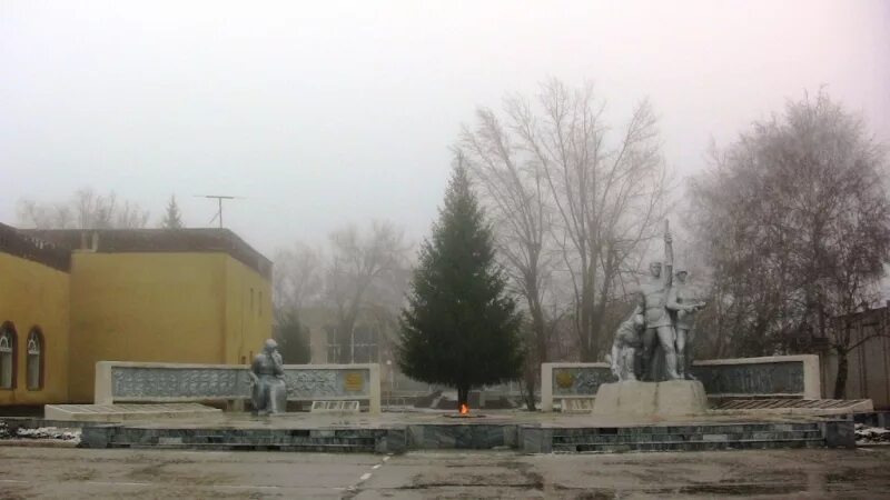 Погода в красноармейске. Памятники города Красноармейска Саратовской области. Красноармейск Саратовская область площадь города. Памятники Саратовская область г. Красноармейск. Красноармейск 64 Саратовская область.