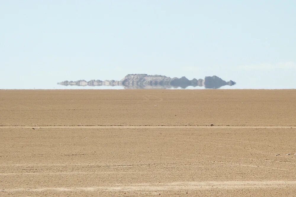 Оптическое явление в пустыне. Мираж явление. верхний мираж в пустыне. мираж явление природы. мираж в пустыне явление.