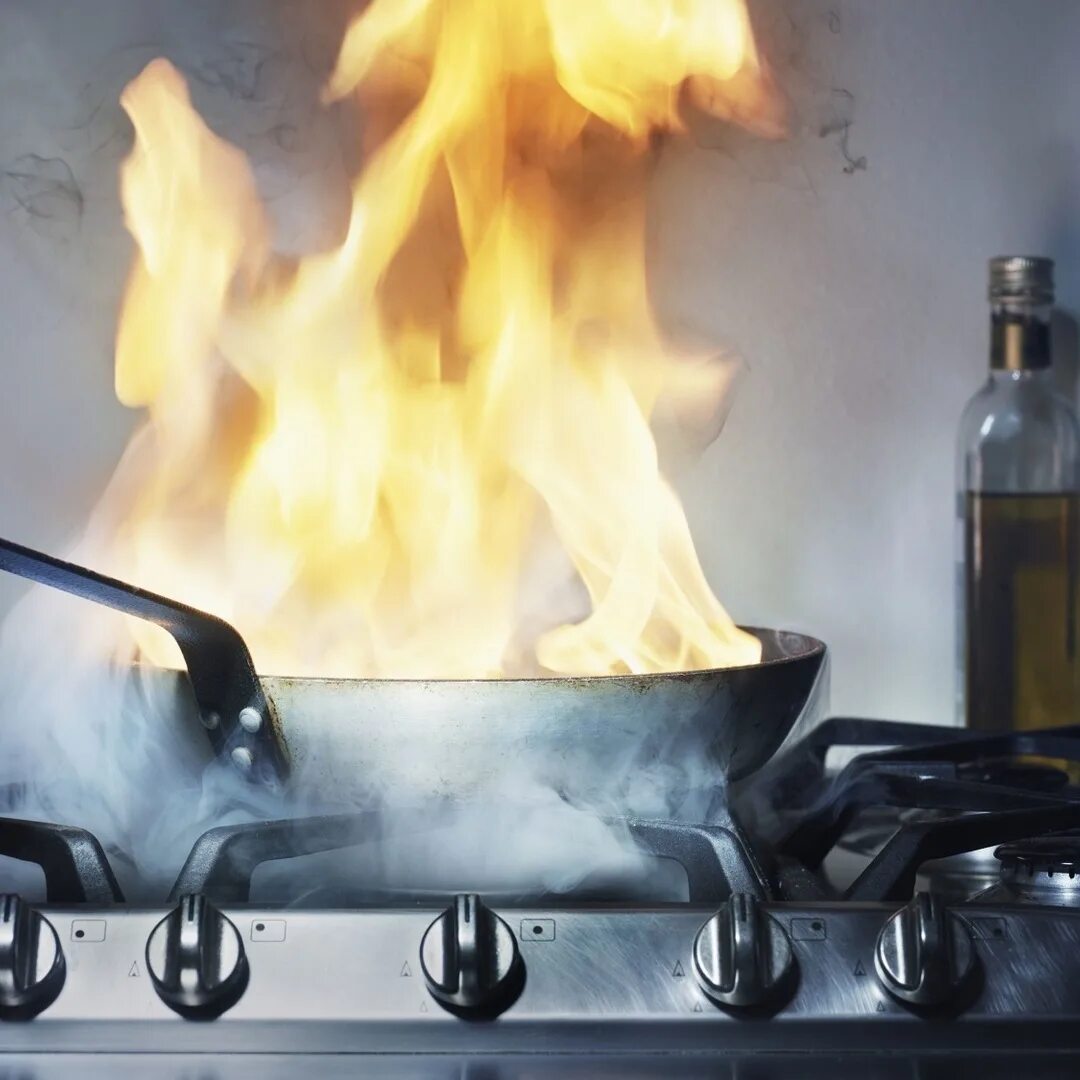 Загорелось масло на сковороде. Горячее огонь. Горящая кухня. Горящая сковорода. Сгоревшая сковородка.