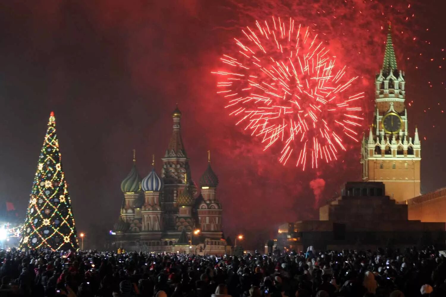 Новогодний Кремль. Кремль новый год. Новогодний салют на красной площади. Елка в Кремле.