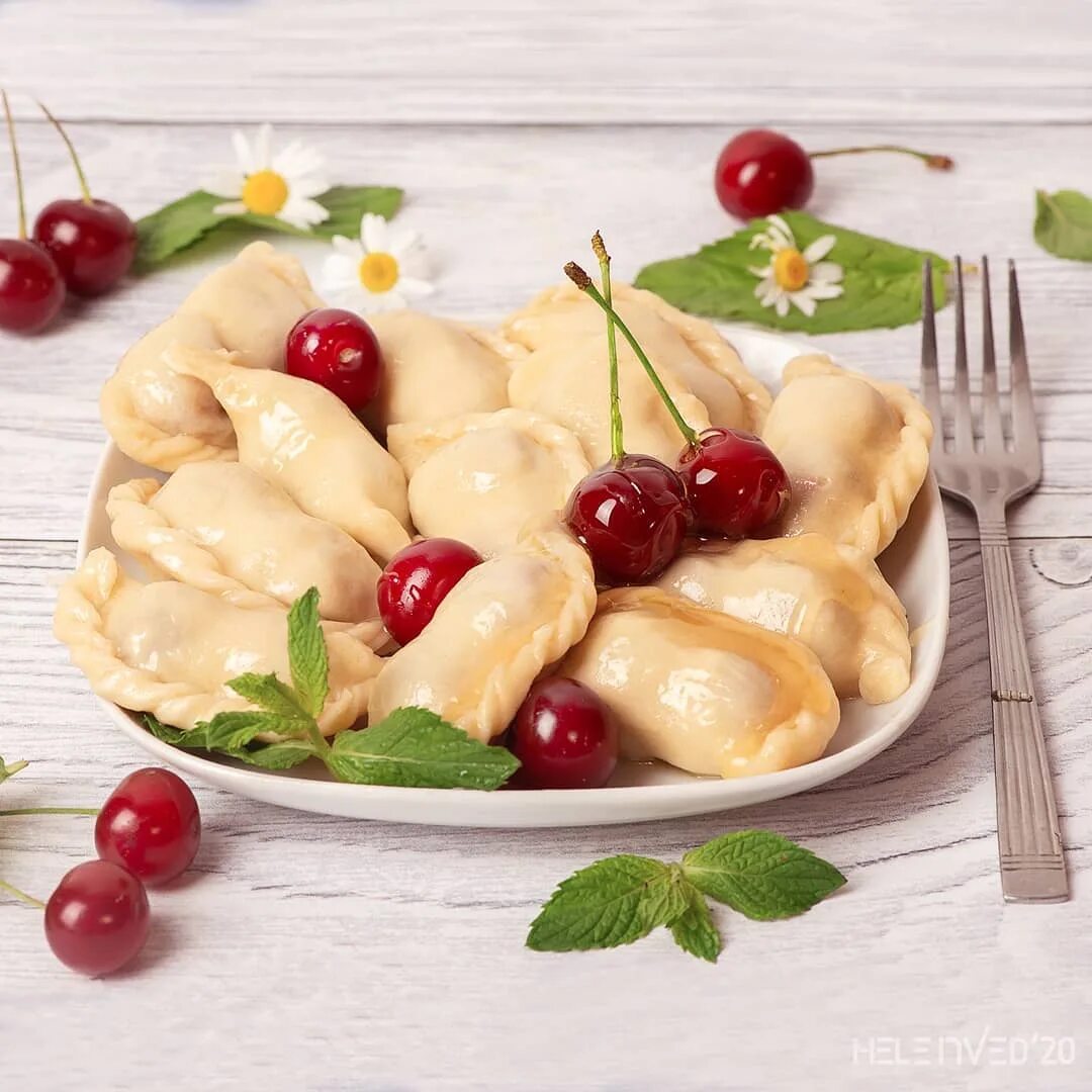 блюда из творога вареники. вареники с клубникой жареные. красивый вареник. мамины рецепты вареники. вареники с вишней подача в ресторане.