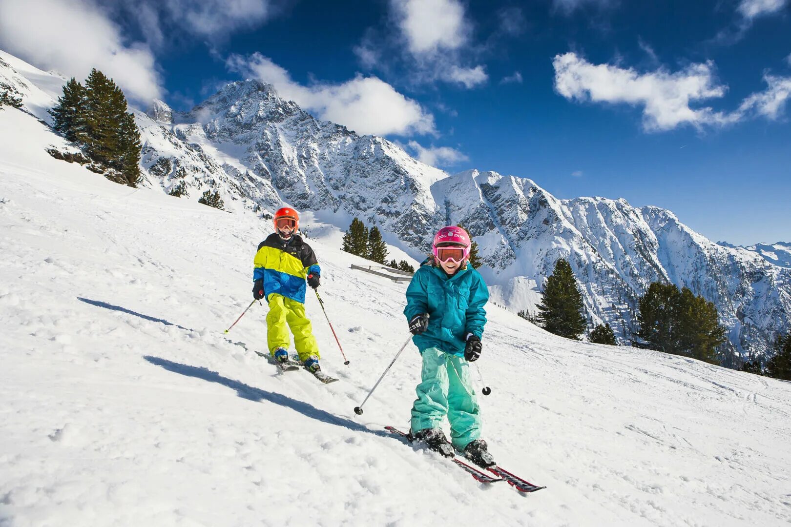 Skiing holiday. Горнолыжка Сербии Копаоник трассы. Горы лыжи. Кататься на лыжах. Катание на лыжах в горах.