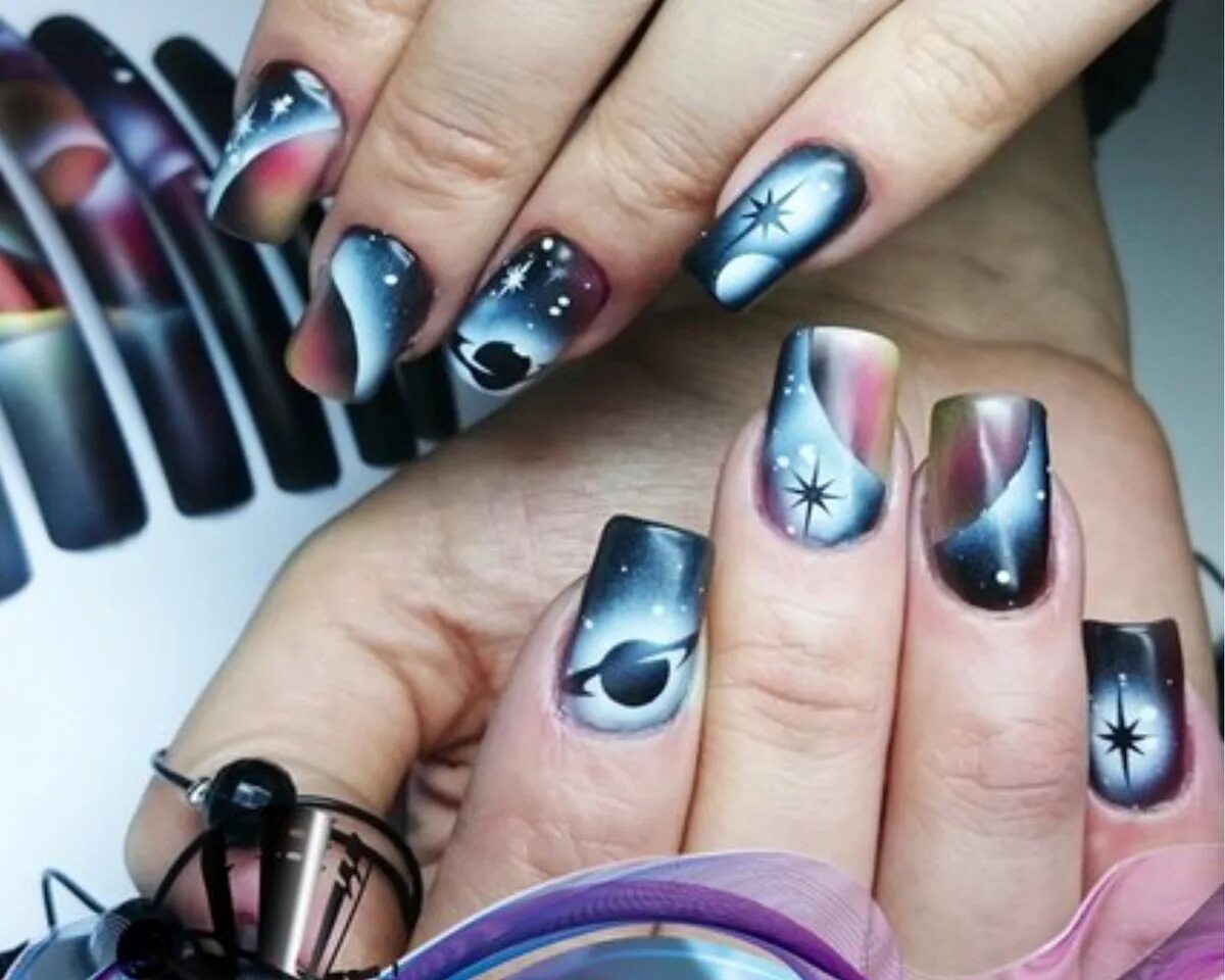 аэрография на ногтях. дизайн ногтей аэроглифам. маникюр аэрография на ногтях. яркая аэрография на ногтях. дизайн ногтей аэрография.