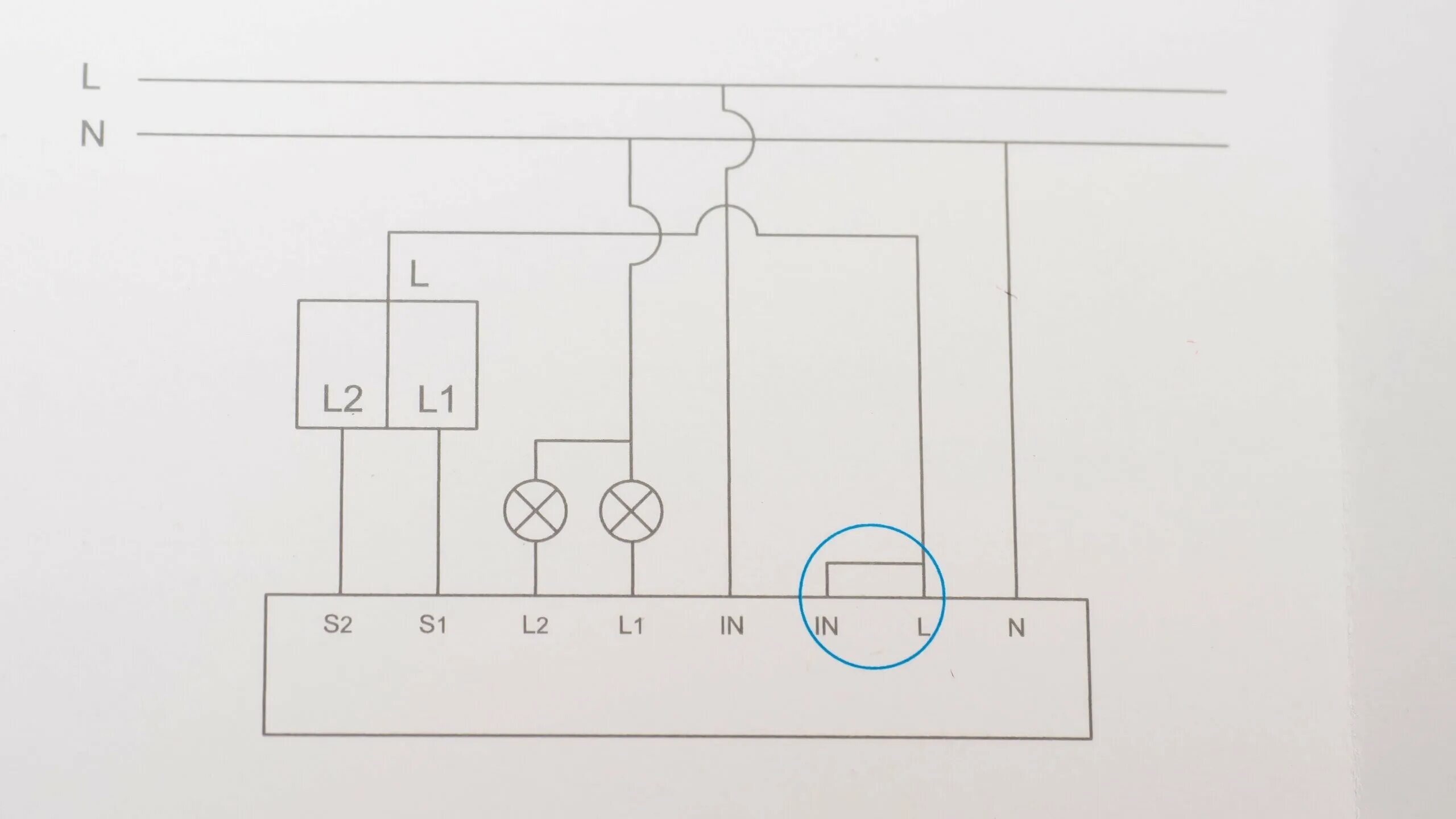 Схема подключения реле выключателя. Схема подключения реле освещения через выключатель. Схема включения импульсного реле освещения. Aqara llkzmk11lm схема подключения. Схема подключения 2 кнопочного выключателя.