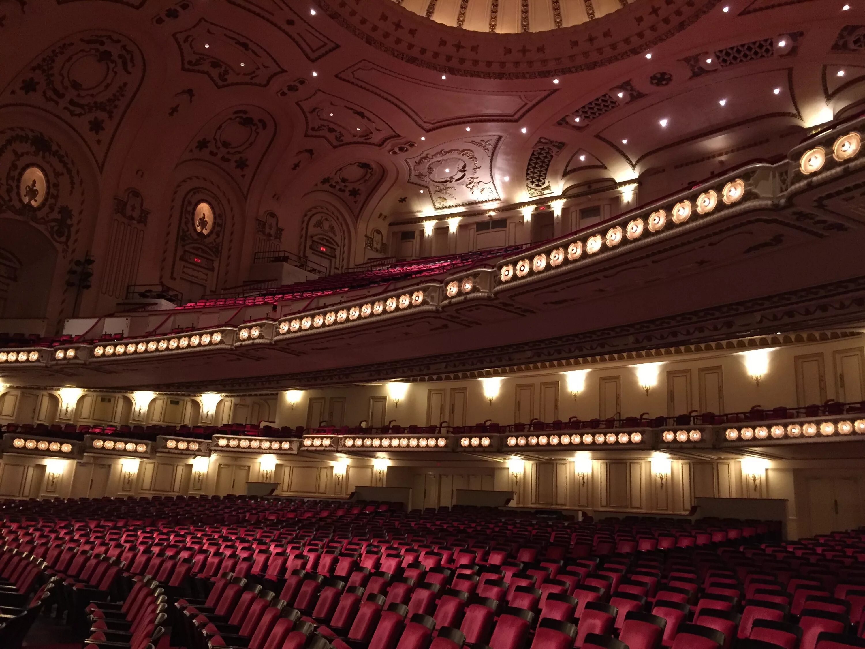 Театральный зал. Современный театр. Зал театра. Концертный зал. Theater hall