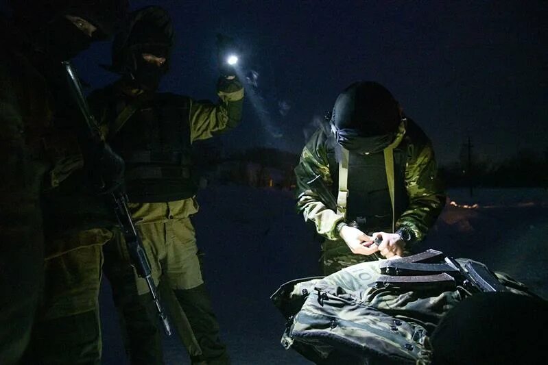 Омон ночью. Страна которой нет митинг омон. Собр кемерово. Омон на посту. Омон ночью.