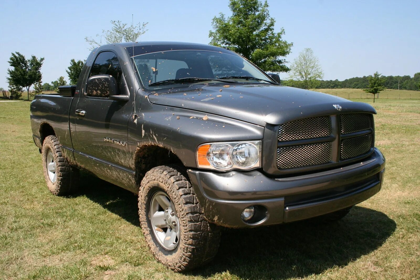 Купить додж в московской области. Dodge Ram 1500 2002. Dodge Ram 2002. 2002 Dodge Ram 2500. Пикап dodge Ram 1500.