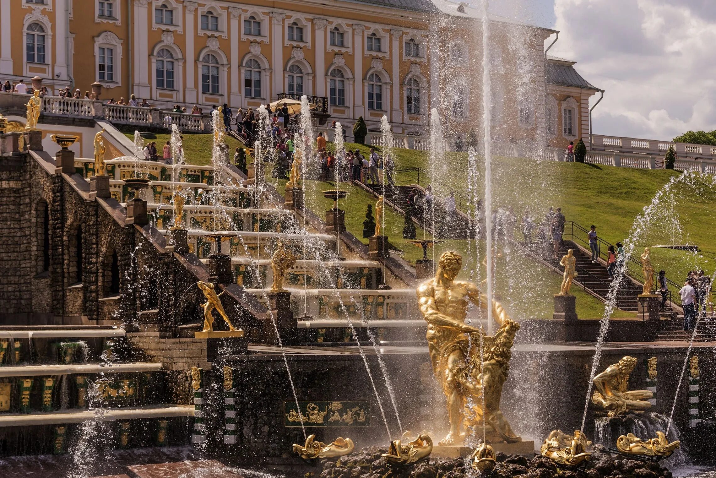 Сколько фонтанов петербурге. Фонтаны петергофа в санкт-петербурге. петергоф фонтаны. самсон (фонтан, петергоф) достопримечательности петергофа. петергоф фонтаны 2025.