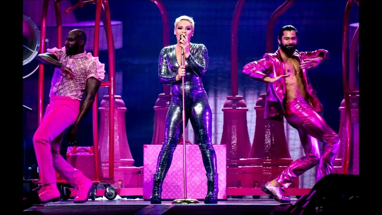 Величайший шоумен million dreams. Pink a million dreams. Pink a million dreams. Песня million dreams pink. Песня million dreams pink.