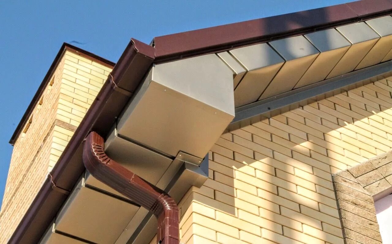 торцевая планка для софитов. софит сборка фронтонного свеса. планка карнизного свеса для софитов. подшивка свеса профлистом снизу. карнизная планка для софитов.