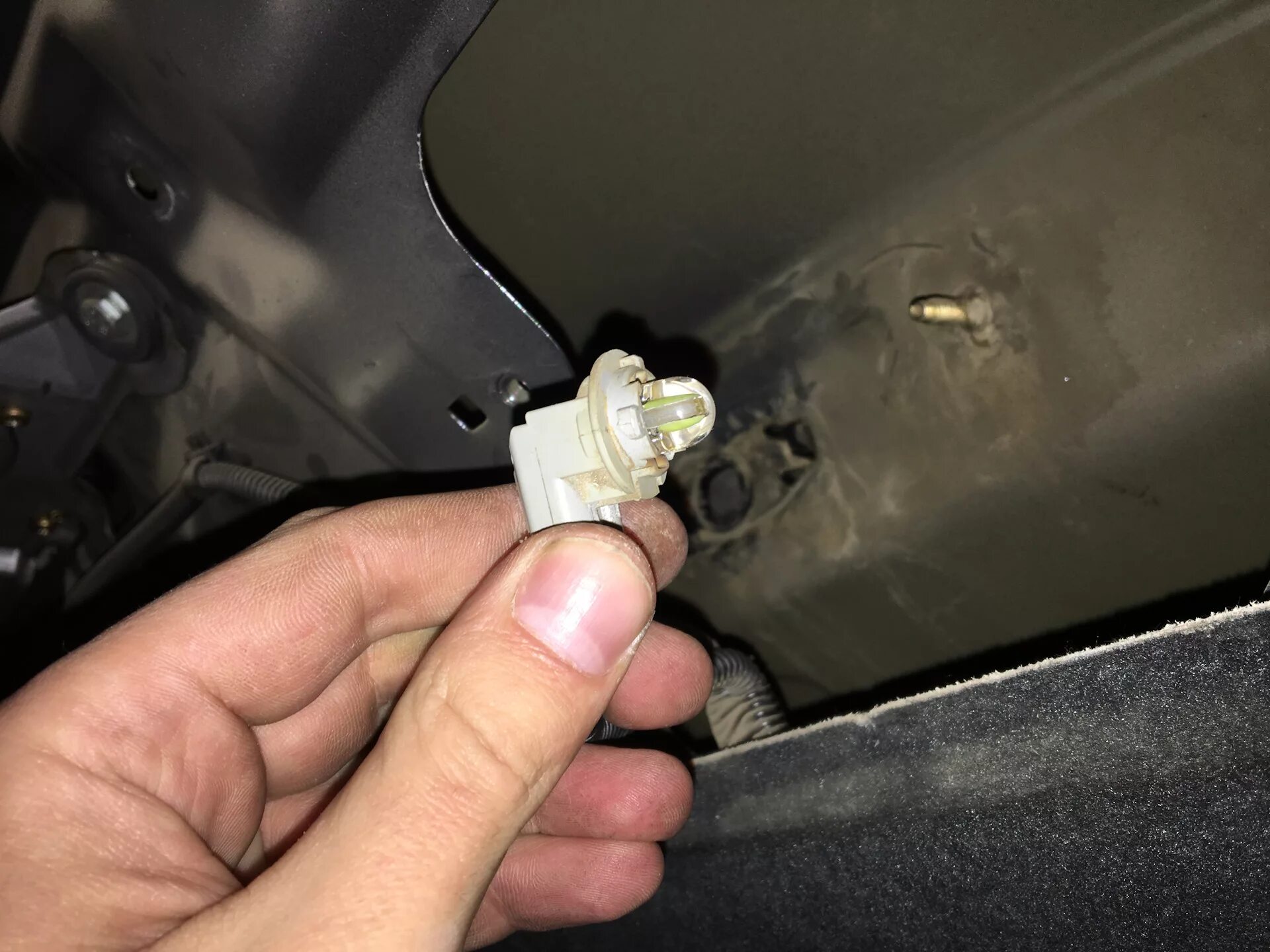 Замена лампочки лексус. Лампа стоп сигнала rx330. Замена лампочки лексус. Лампа в птф лексус rx350 2007. Лампочка заднего габарита лексус rx 270.