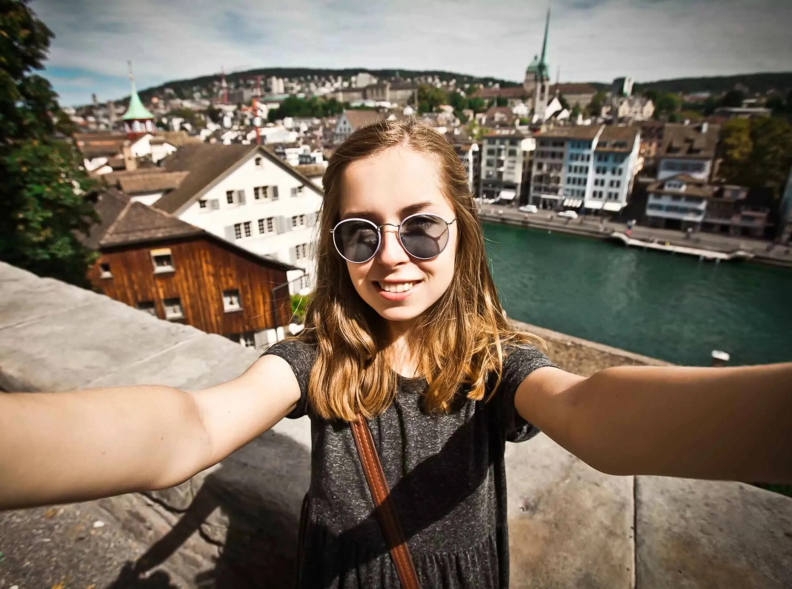 Селфи сайты. Туристы фотографируют. Девушка фотографируется на телефон. Селфи случайного человека. Селфи сайты.