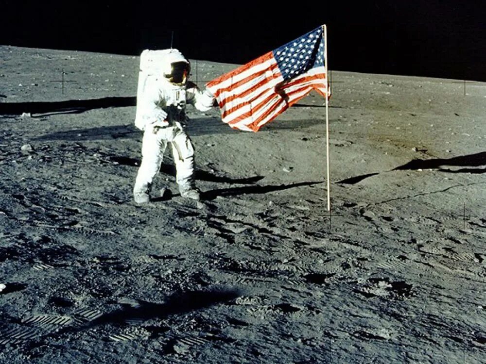 Man lands on the moon. Флаг США на Луне.