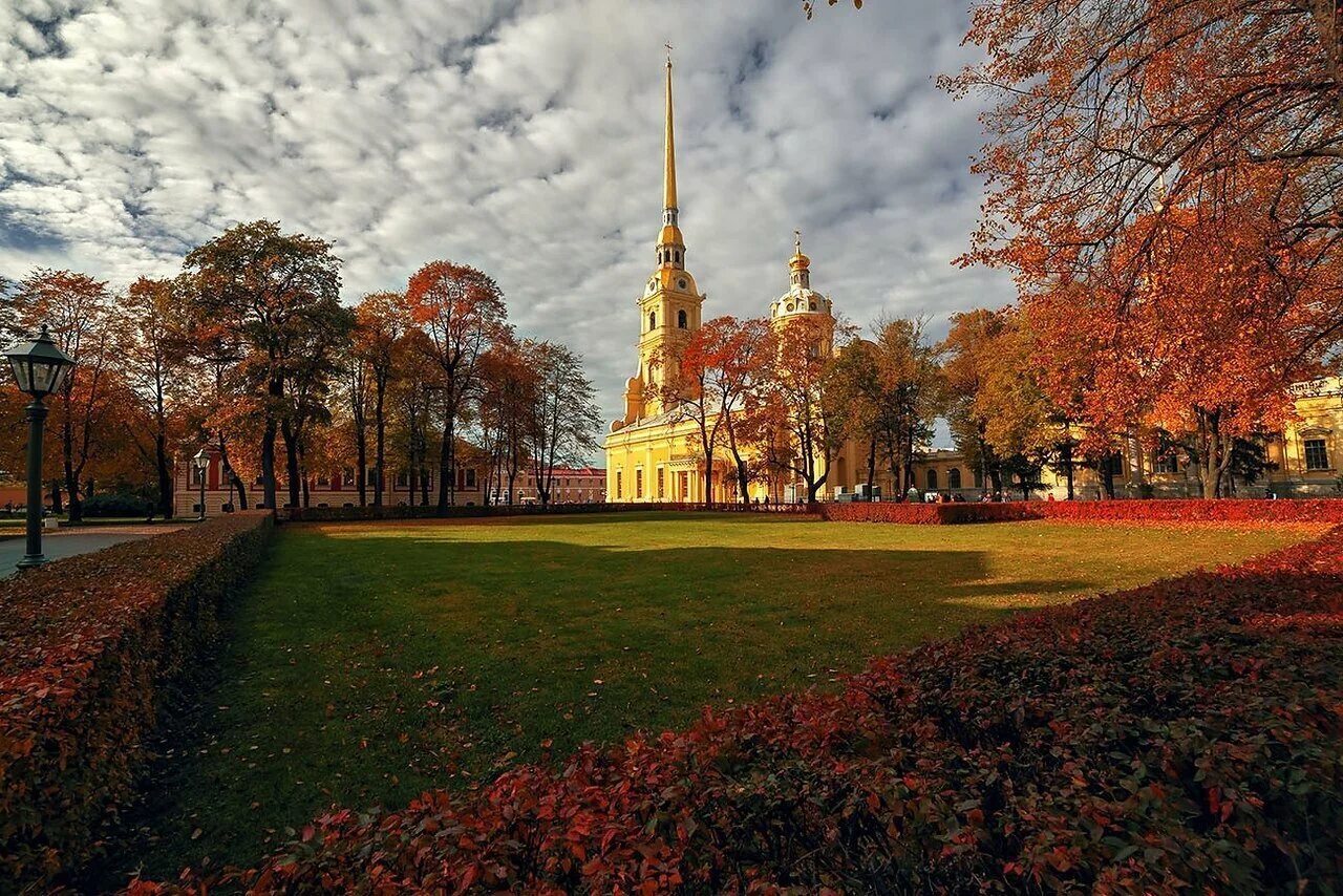 Петербург в сентябре. Петропавловская крепость осень. петропавловская крепость осенью. осень питер петропавловская крепость. казанский сквер осень санкт-петербург.