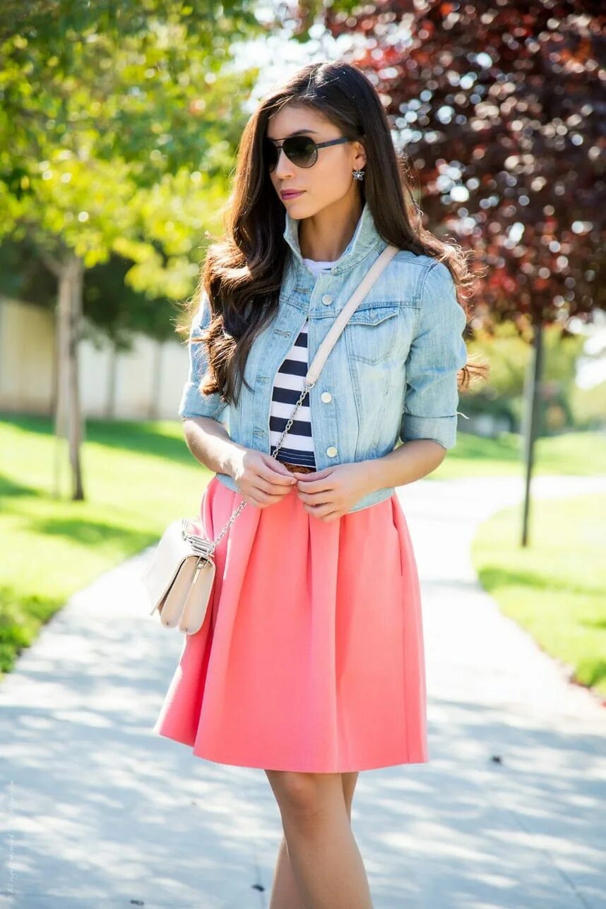 Яркий женственный образ. Pink shirt outfits. Стильная одежда для девушек. Брюки в горох стильные образы. Розовая рубашка с юбкой.