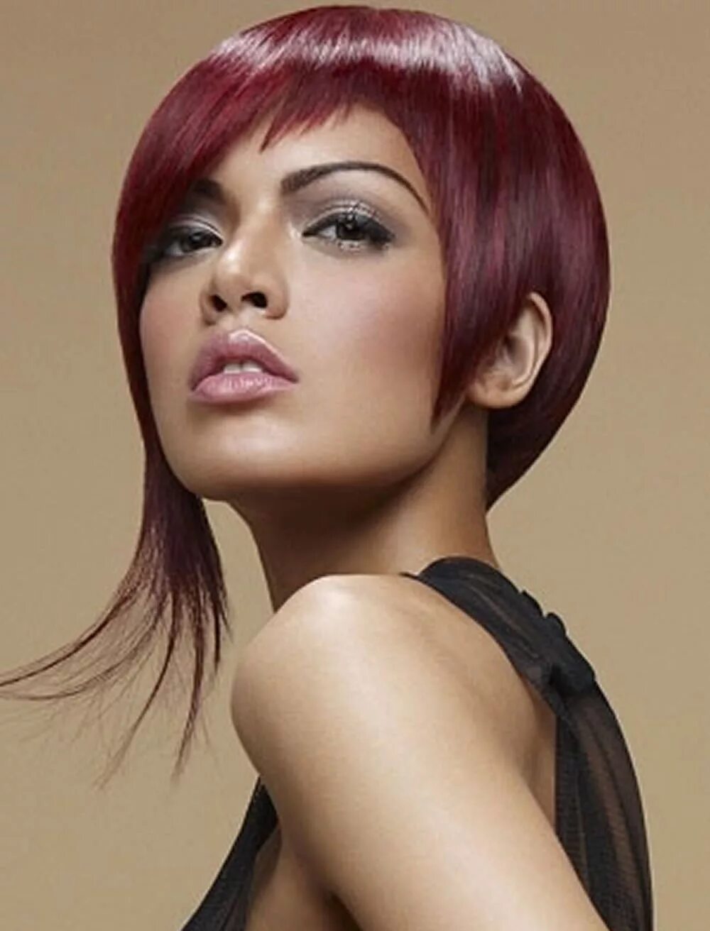 Короткая полукруглая челка. Пикси гаврош. Боб гарсон с челкой. Креативная стрижка с короткой челкой. Креативные челки.