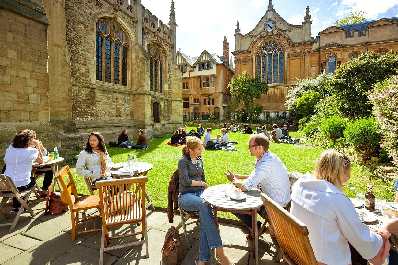 Students cambridge cambridge university. Оксбридж университет Великобритании. Кампус Кембриджского университета. Оксфорд университет тьютор. Парк Оксфордского университета.