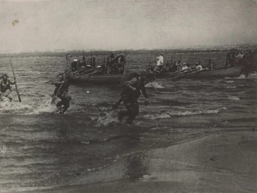 Переправа через Волгу Сталинград 1942. Сталинградская битва переправа. Сталинград переправа через Волгу. Битва за Сталинград переправа через Волгу.