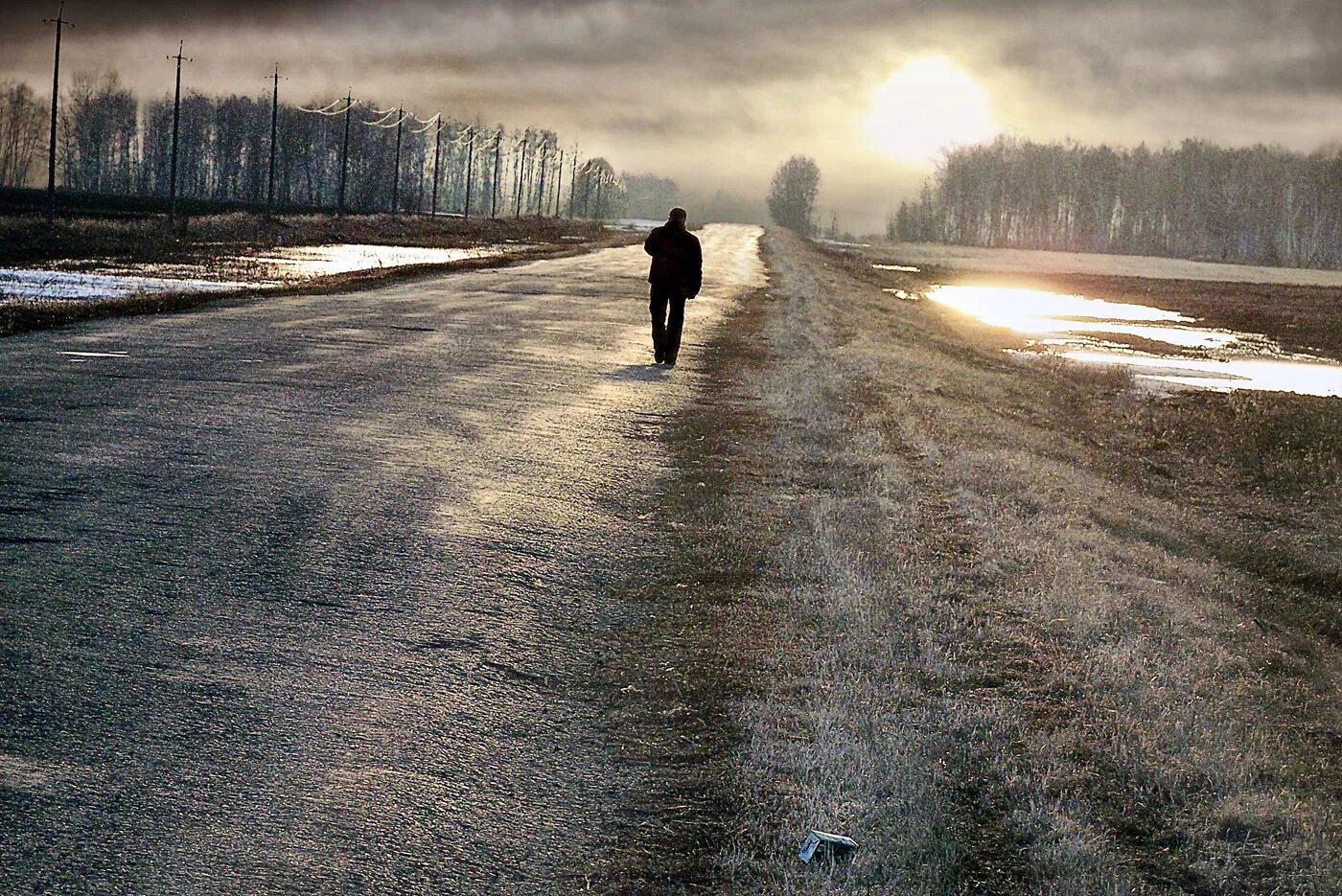 Россия живет дорогами. Одинокий человек на дороге. Уходящий человек. Одиночество дорога. Человек идет по дороге.