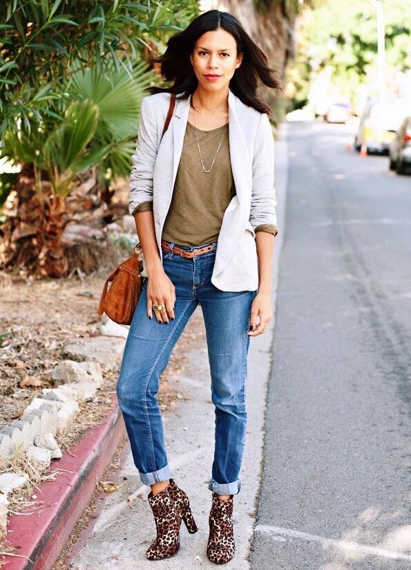 Модные женские образы с косухой. Джинсы с ботильонами. Джинсы и ботильоны на каблуке. Широкие джинсы с сапогами. Джинсы с ботинками на каблуке.