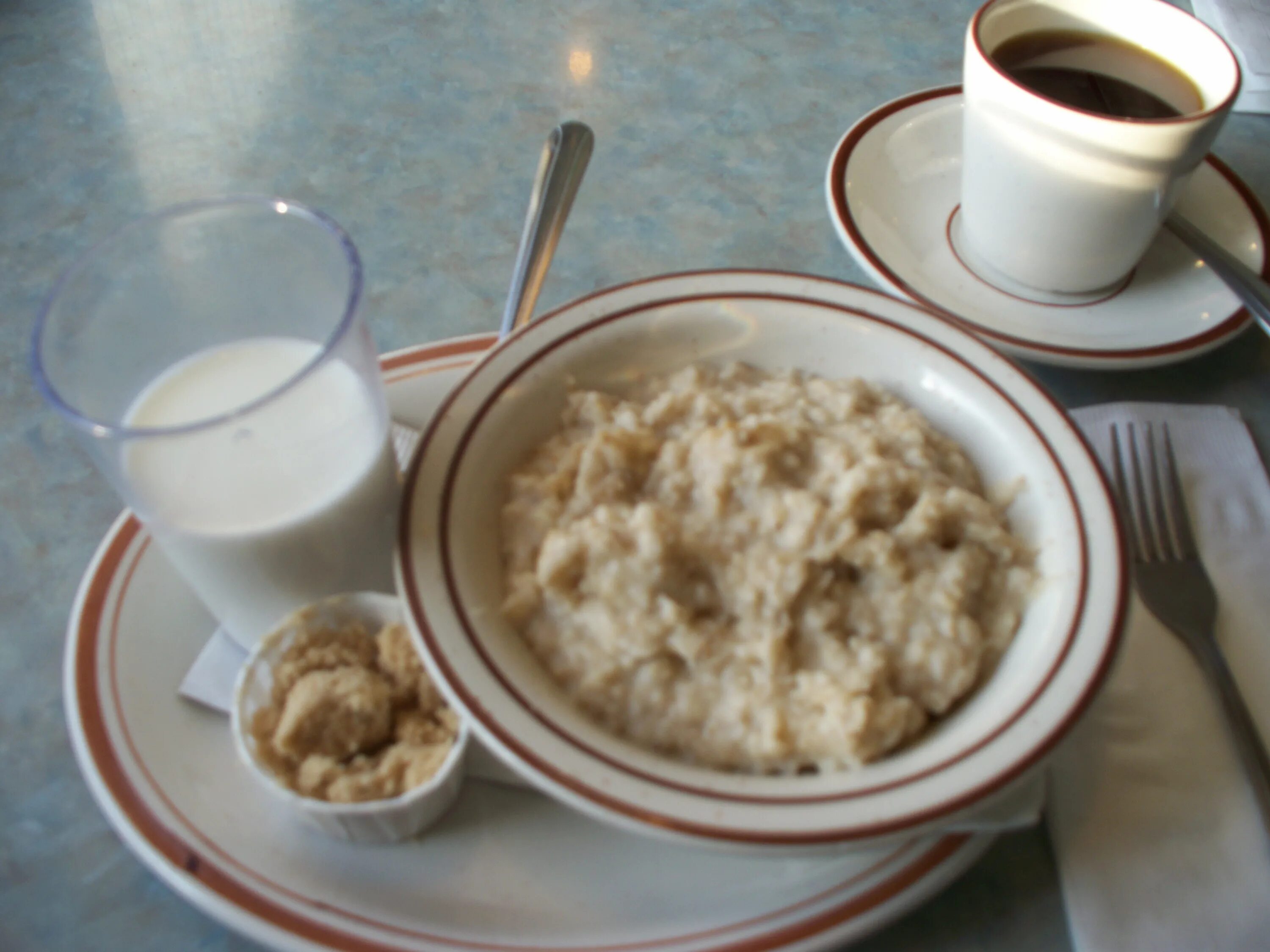 Завтрак каша какао. Каша в столовой. Каша с какао. Каша овсяная в столовой. Рисовая каша и кофе.