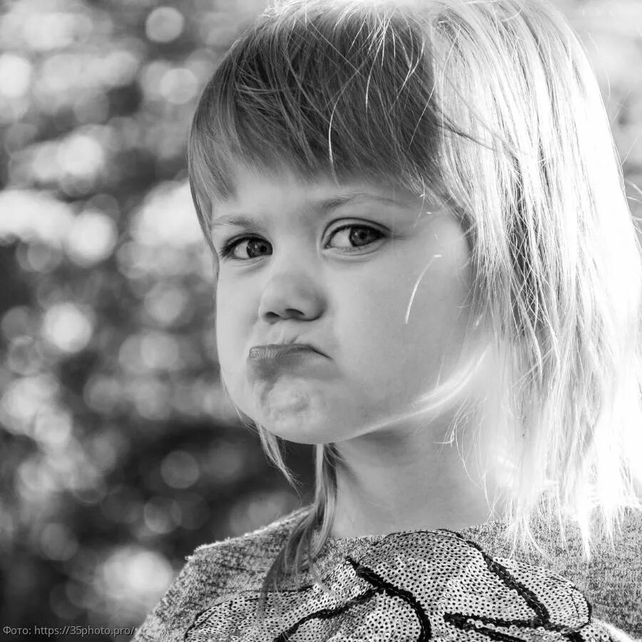 Обиженная девушка. Девочка с надутыми губами. Прикольные детские картинки с надписями. Обиженный ребенок. Обиженная девушка.