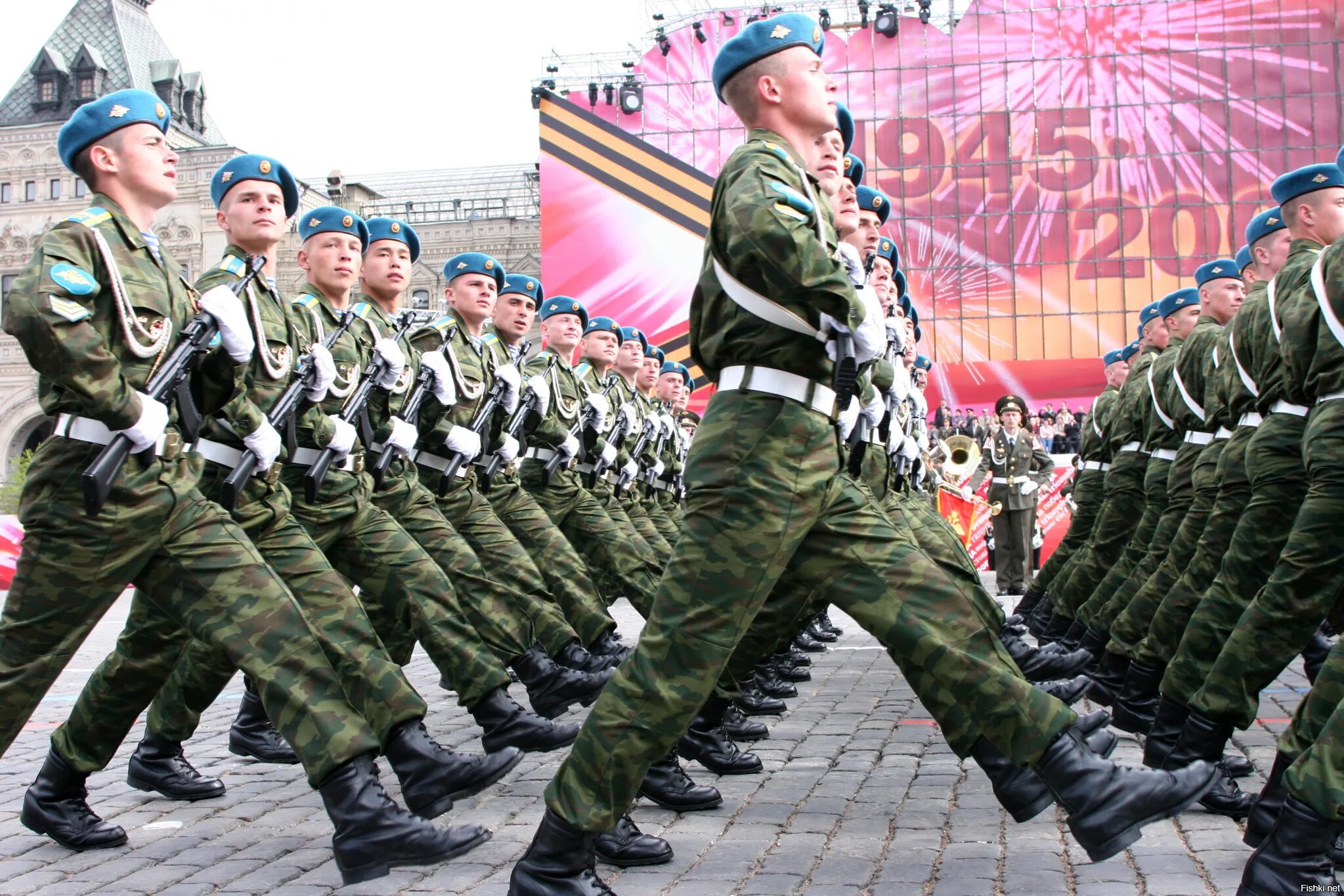 Песня солдаты на парад. Российский солдат на параде. Солдаты на параде. День защитника Отечества парад. Солдат Российской армии для детей.