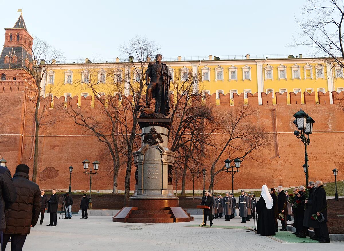 Памятник александру первому. Александровский сад Москва памятник Александру 1. Памятники в Александровском саду Кремля в Москве. Памятник Александру i в Александровском саду Кремля.