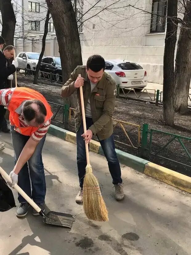 Подметать двор. Дворник подметает. дворник подметает улицу. человек подметает. подметать улицу.