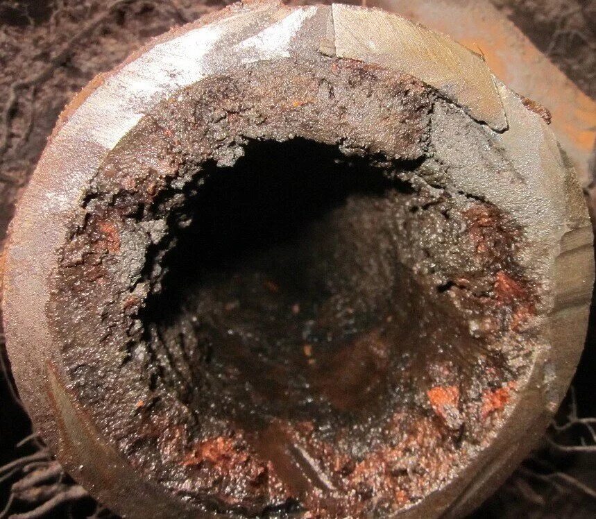 Срез трубы. Водопроводные трубы внутри. Забилась канализация. Трубы чугунные старый внутри грязь.