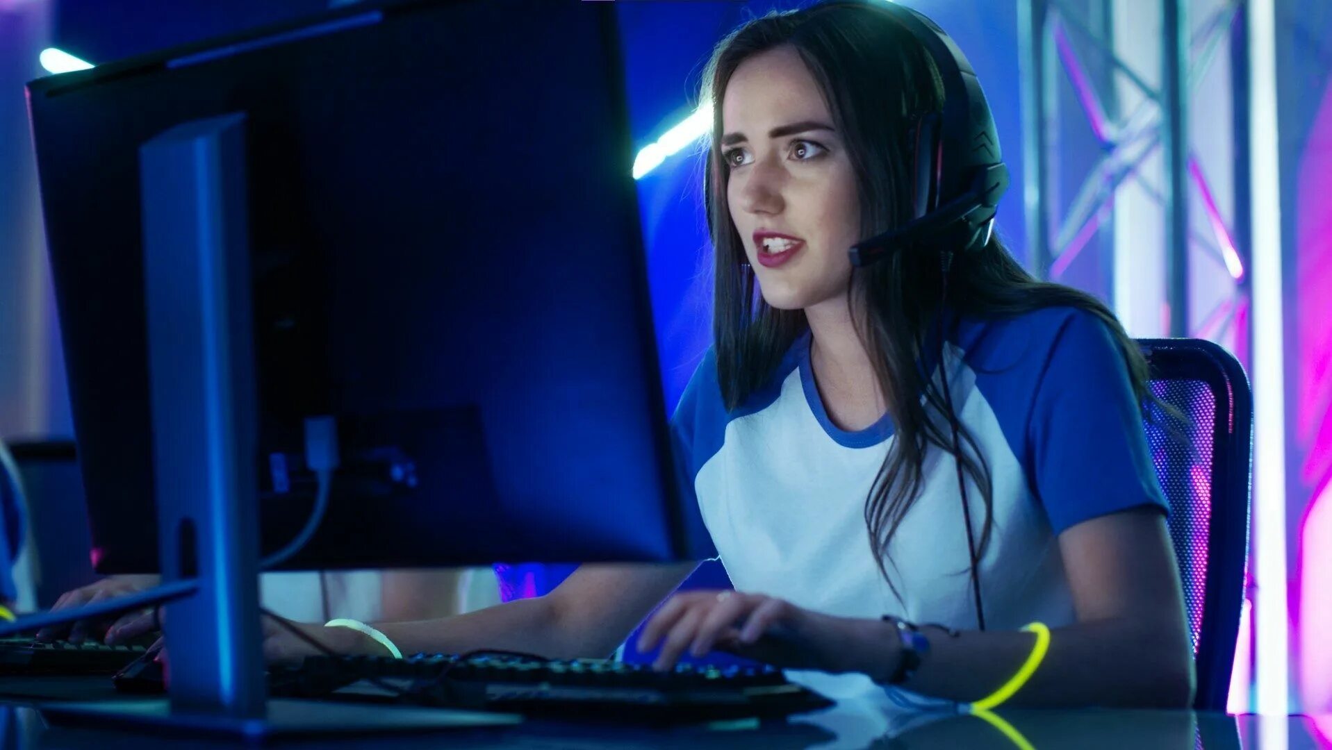 Девушка геймер. Девушки играющие в компьютерные игры. Красивые девушки компьютерные. Девушки за компьютерными играми.