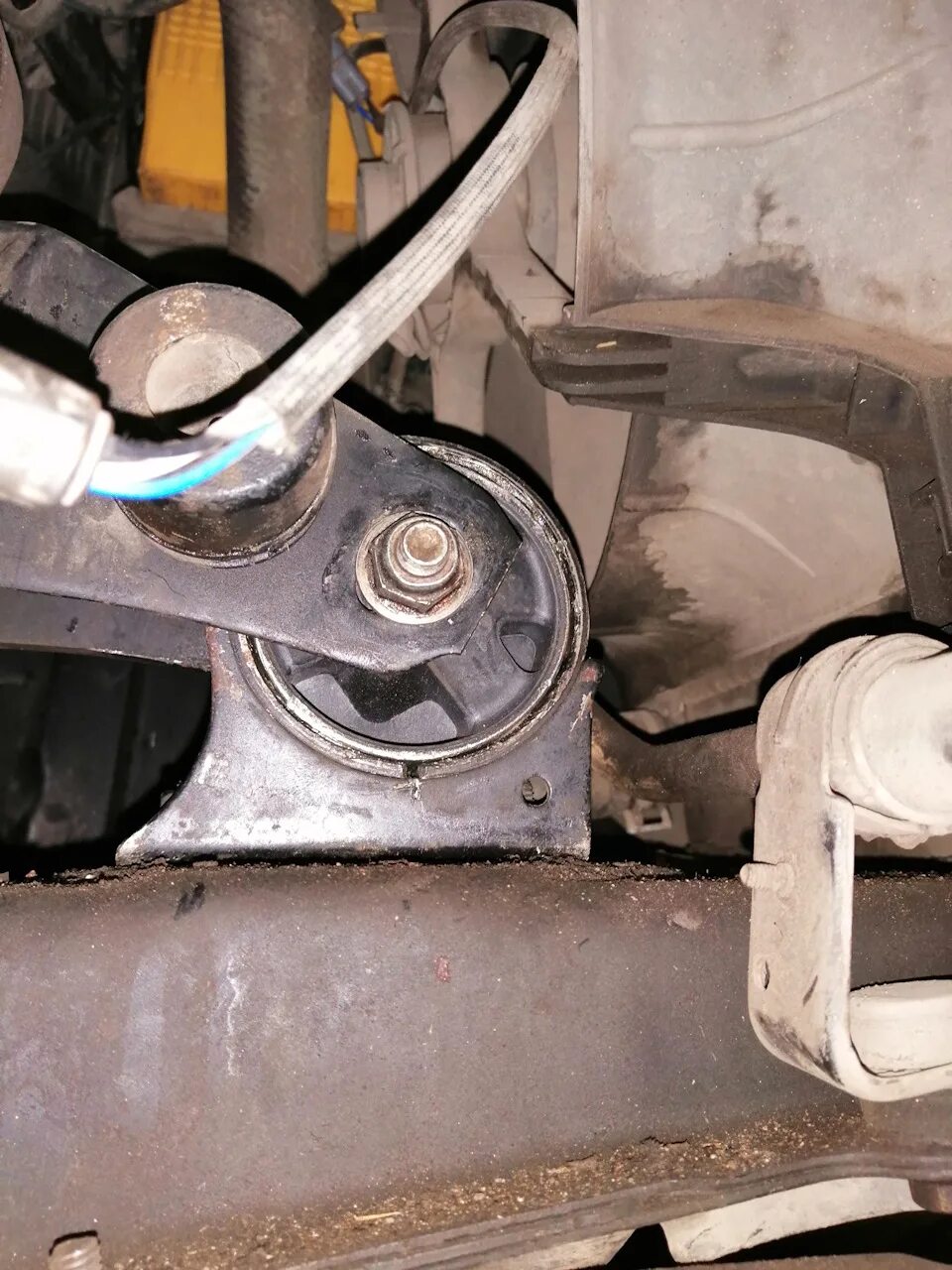 Замена Передней и Задней Подушек Двигателя. - Toyota Corolla (110), 1,5 л, 1999 