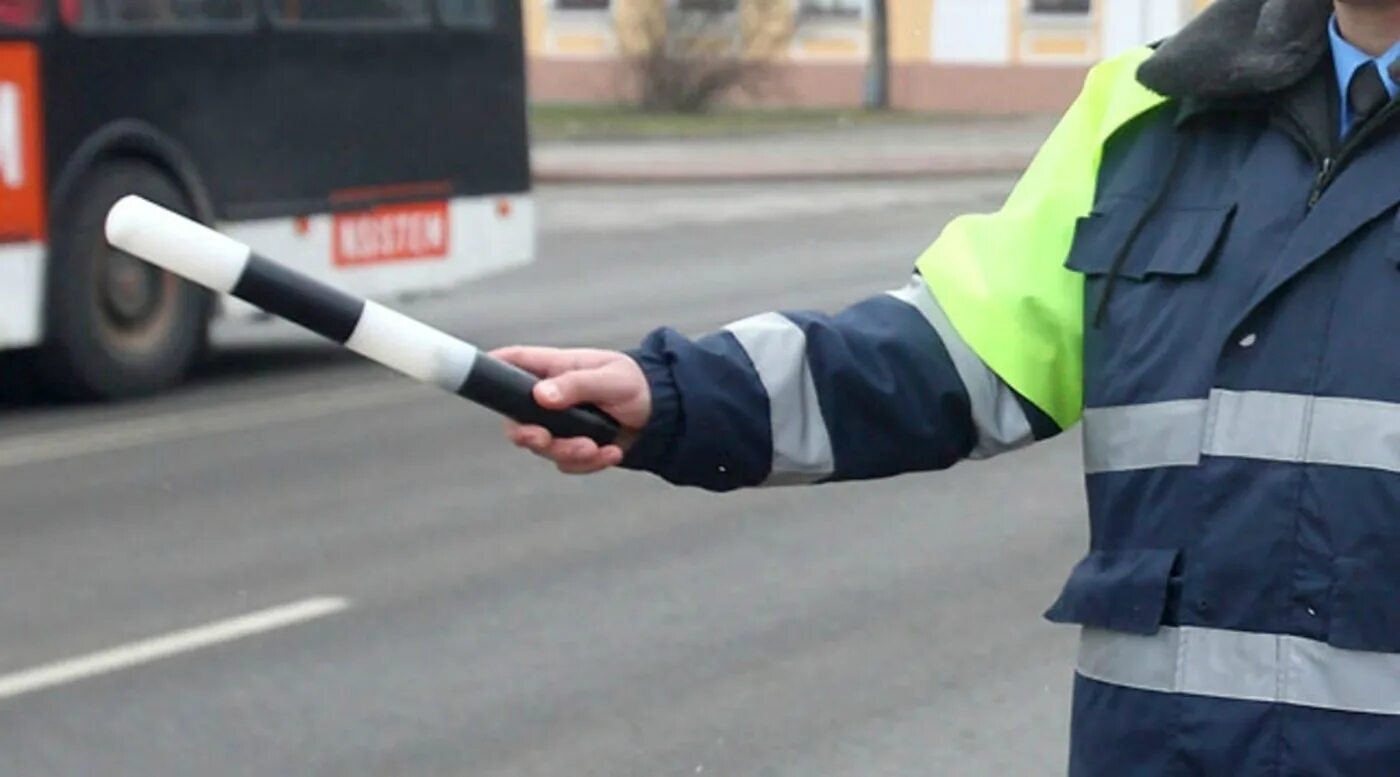 Нарушение бдд. Инспектор дпс. жезл дпс. жезл инспектора гибдд. сотрудник гибдд с жезлом.