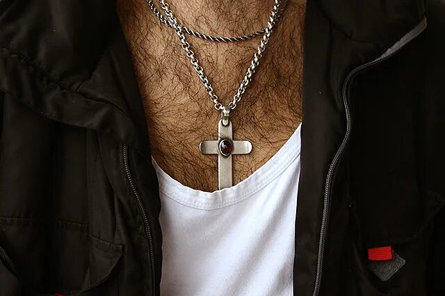 Крестик мужской. Мужчина с крестом. Золотая цепь 2pac. Парень с крестиком. Мужчина с крестом.