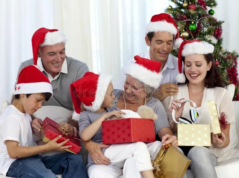Christmas american family. Gifts for children. At present we at home. Подарок на новый год. Люди обмениваются подарками.