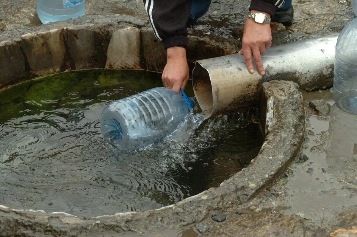 Можно пить воду из родников. Колодец для воды. Колодезная вода. Родниковая вода с колодца. Скважины загрязнение вод.