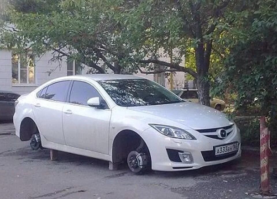 Развод на улице. В Москве сняли колеса с машин.