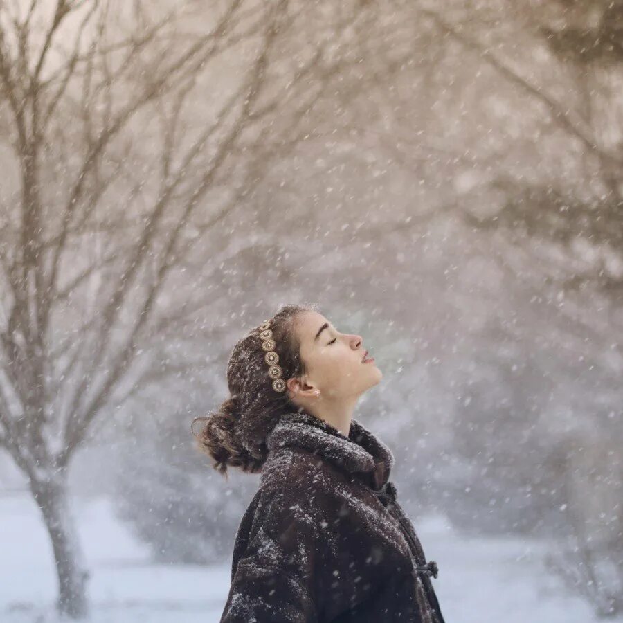 Девушка в снегу. Женщина зимой. Зимняя фотосессия. Девушка зимой.