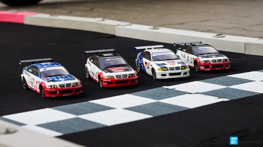 Гонка на радиоуправляемых машинах. Гонки на игрушечных машинах. Машина радиоуправляемая, гонки. Гонки машин на радиоуправлении. Гонки машин на радиоуправлении.