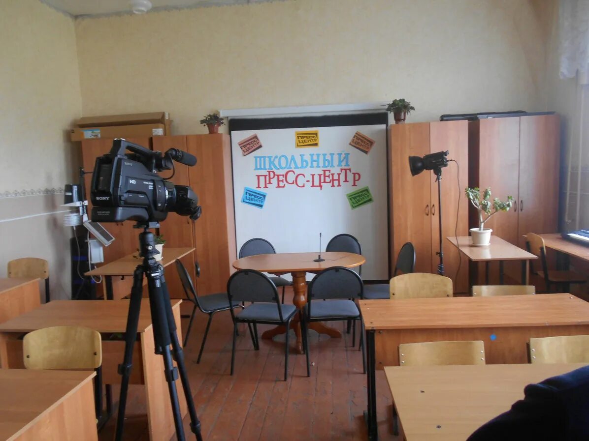 Центр школьного. Интерьер современной библиотеки. Информационно-библиотечный центр в школе это. Центр детских инициатив в школе интерьер. Школа есенина в рязани.